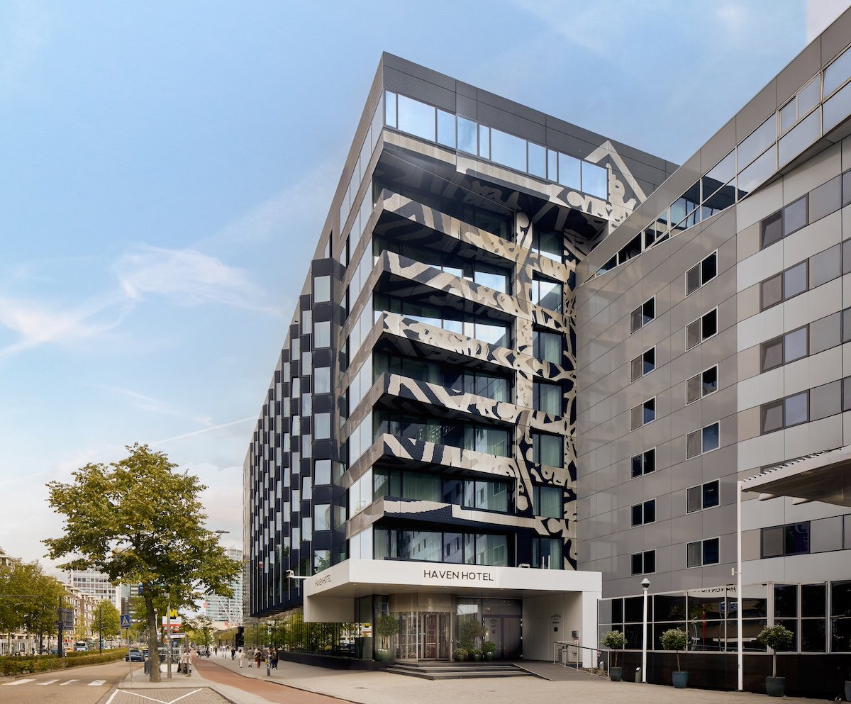 Exterieur van Haven Hotel Rotterdam met moderne gevel, kunstpatroon en entree aan de straat