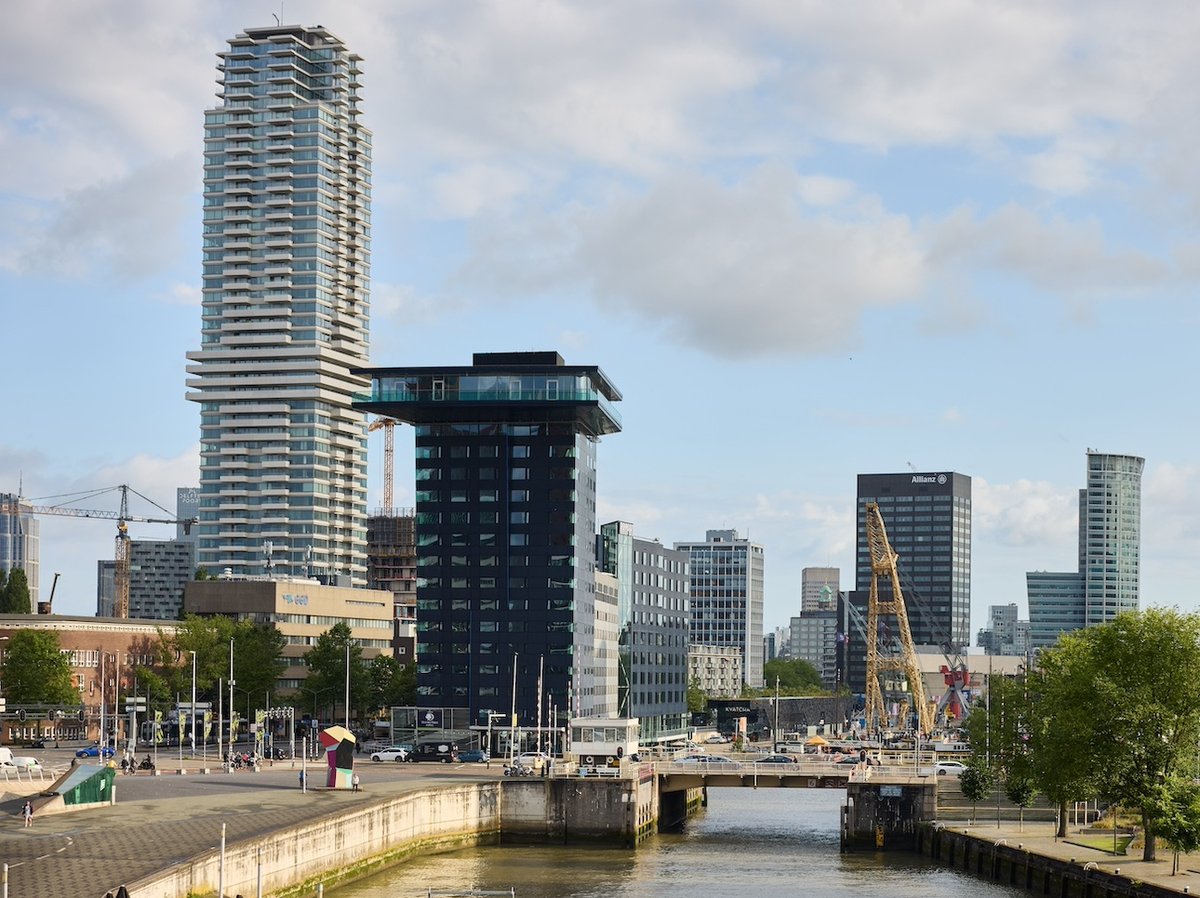 Exterieur van DoubleTree by Hilton Rotterdam met moderne hoogbouw aan het water